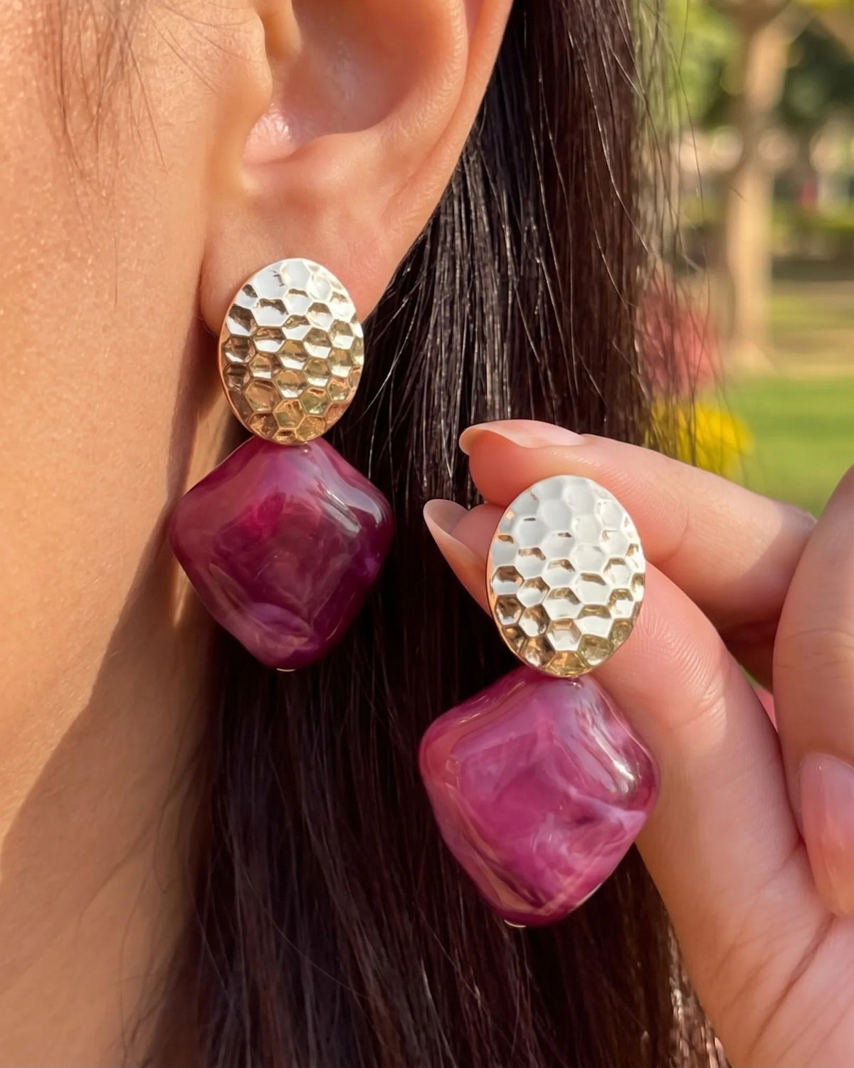 Gold honeycomb oval stud with berry-pink marbled resin drop earrings