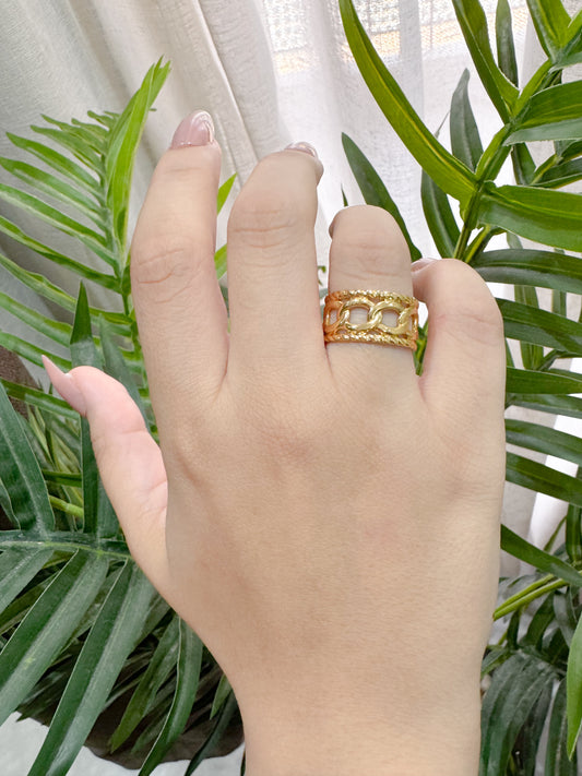 The Luxe Link Ring